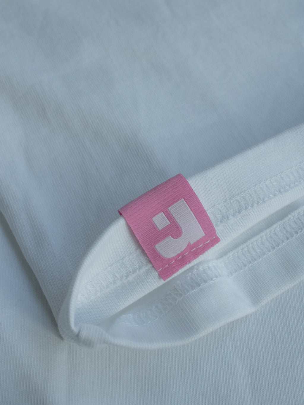 r. LOGO TEE