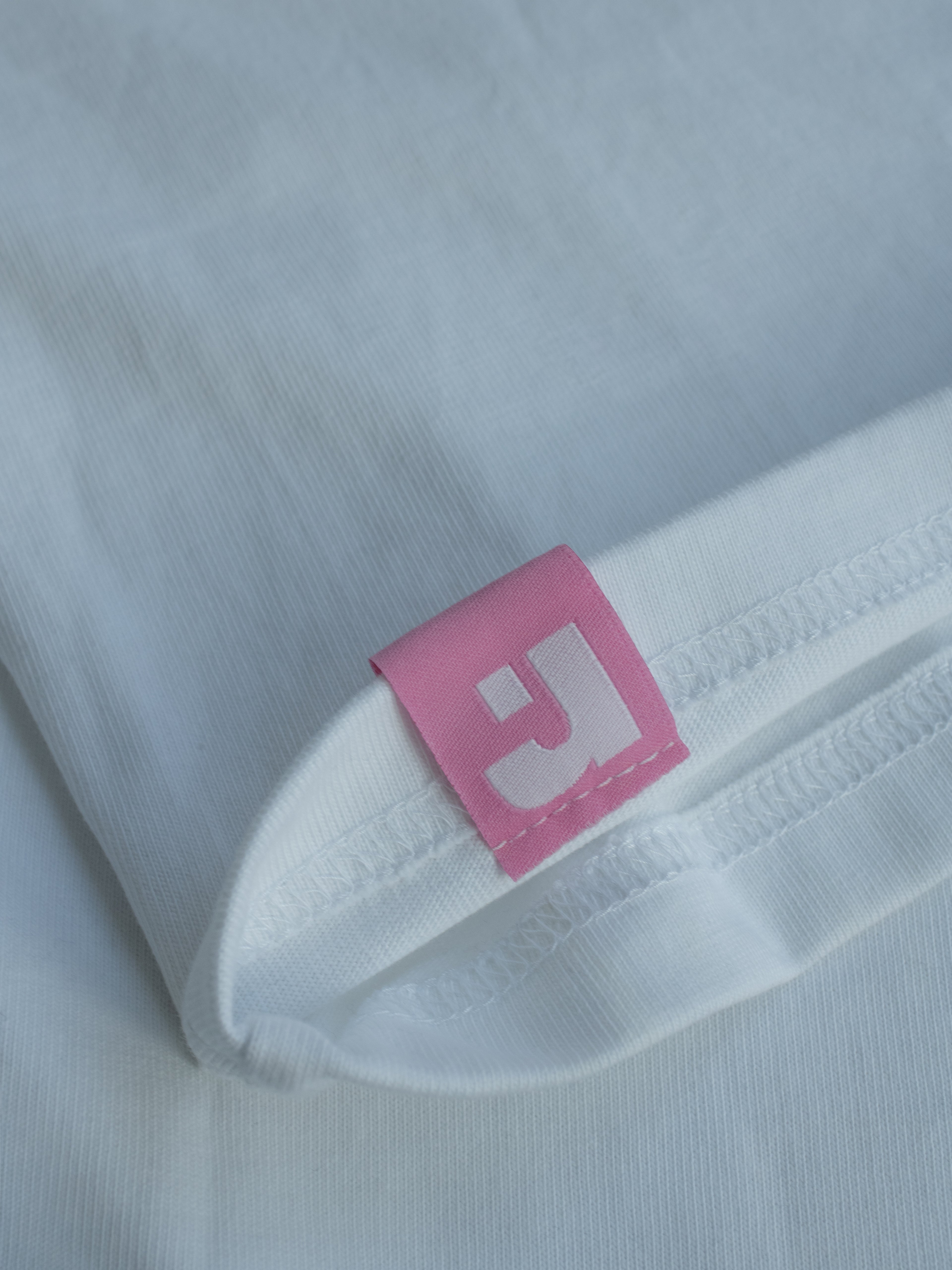 r. LOGO TEE