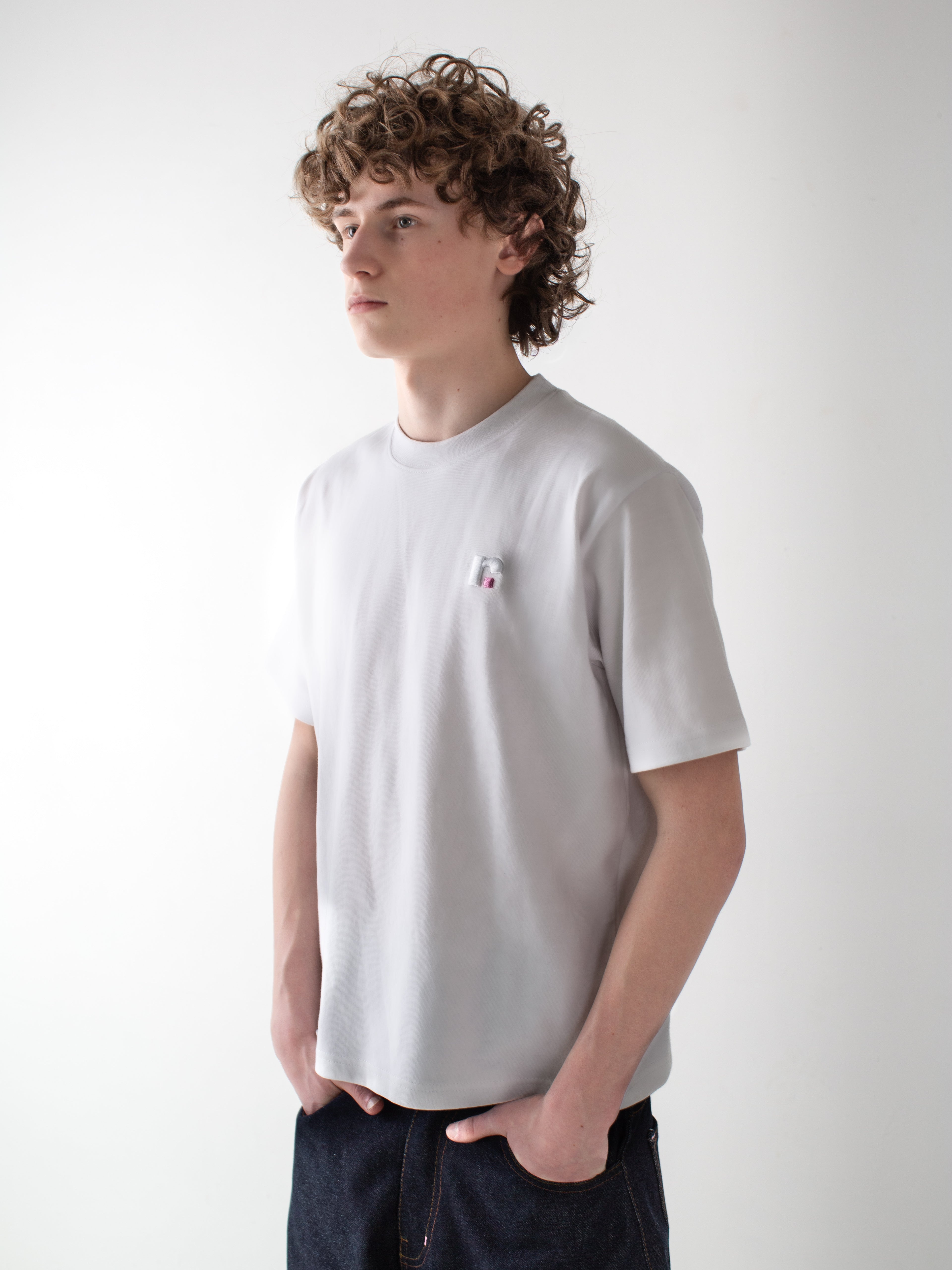 r. LOGO TEE